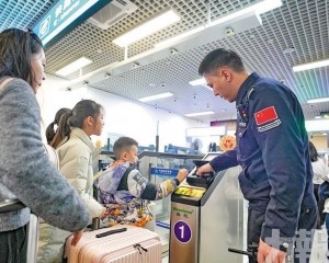 灣仔口岸客流較平日增逾三成