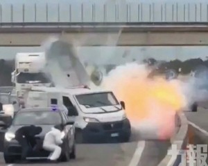 意悍匪高速劫解款車 縱火封路炸車門與憲兵激戰