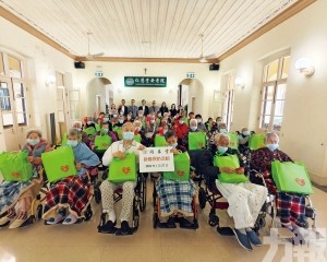 派禮品及利是關懷弱勢社群
