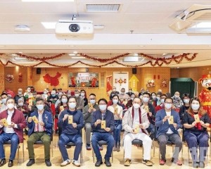 向院友送新春禮物共慶佳節