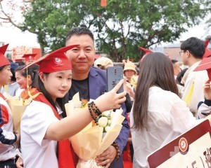 500學子跨越成人門宣告成年