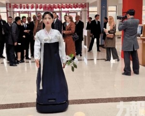 韓服造型與「神秘微笑」引關注