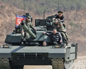 愛女同乘戰車成焦點