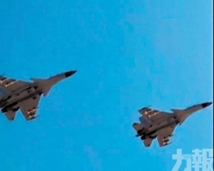 央視曝殲15掛彈驅離
