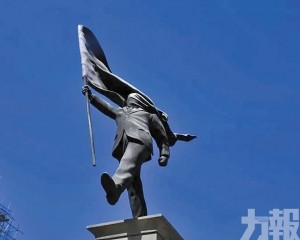 倫敦神秘遮臉雕像引熱議