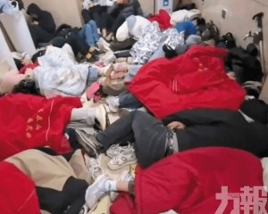 遊客擠爆廁所避雨過夜