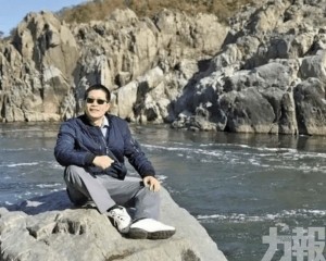 舉撐20分鐘護7歲女脫險