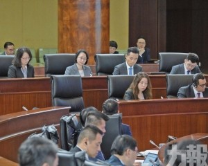 研設「一站式」發牌審批機制