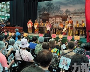 邀八百老友記睇大戲