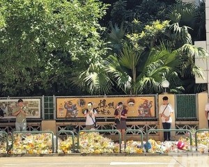 大批民眾獻花悼念寄哀思