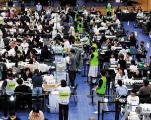 選委會主席辭職負責