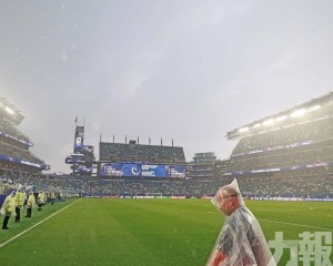 世盃首度因暴雨延賽兩小時