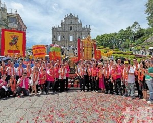 四十多藝團助興場面墟冚