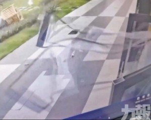 女童連嬰兒床遭強風吹出窗外
