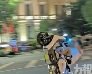 戴面具持玩具槍挑釁警員遭圍捕
