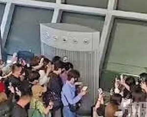 保安「拉眼角」引爆歧視爭議