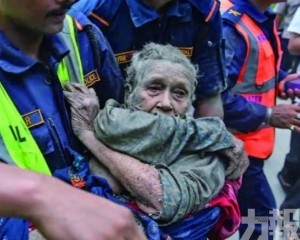 攜全家爬屋頂 家當只剩身上衣