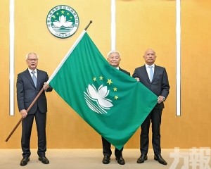 岑浩輝授旗勉勵爭取佳績