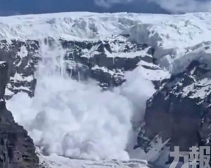 數百米雪牆傾瀉