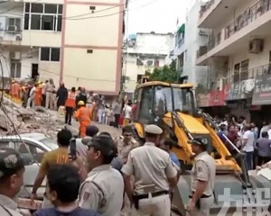 至少五死數十人被困