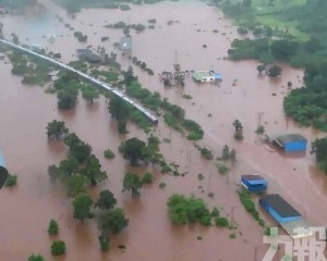 印度載逾700人火車被洪水圍困17小時