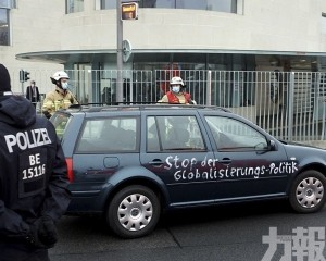 德國有車輛撞向總理辦公室大閘