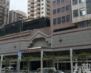 男外僱燒着紙皮引火警