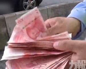 上海女子高樓撒錢引民眾圍觀