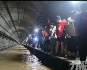 城市嚴重內澇 地鐵被淹水深及肩