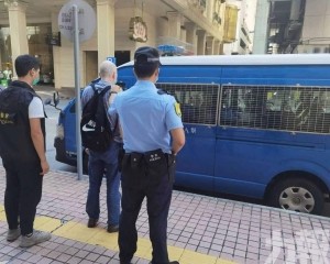 治安警拘捕涉不顧而去旅遊巴司機