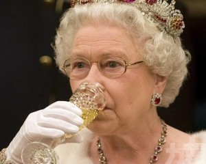 95歲英女王在醫生建議下戒酒