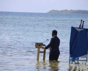 圖瓦盧外長站在海水中演講 