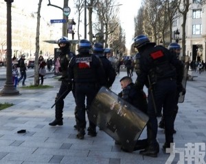 巴黎警施放催淚彈驅趕 拘54人