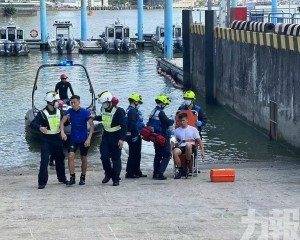  颱風期間市民被困 潛水隊到場救援