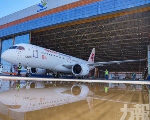全球首架國產C919客機交付東航