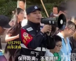 濟南警勸阻遊客：別餵了