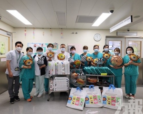 政府及社團向住院兒童送贈禮物
