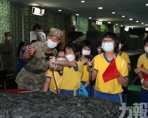 小學生參觀駐澳部隊軍事展覽館