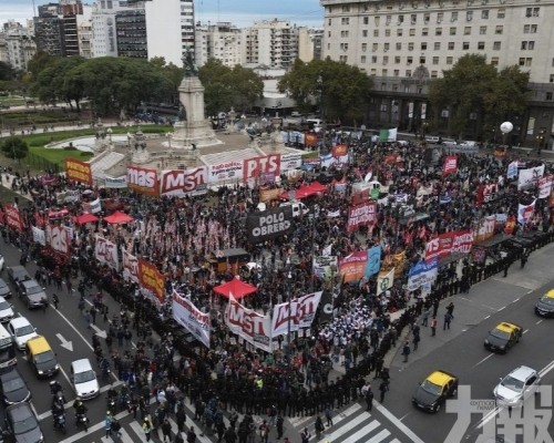 阿根廷十萬民眾上街怒吼