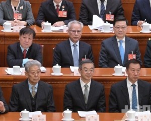 岑浩輝在京列席全國人大會議開幕會