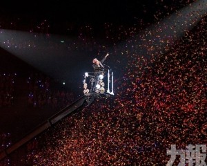 見證G-DRAGON演出燃爆全场