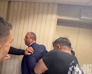 遭ICE拘留後在州長介入下獲釋
