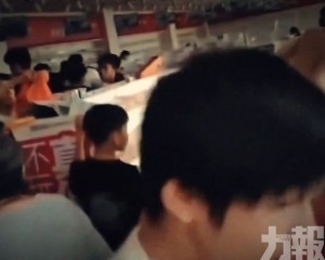 民眾闖零食店哄搶貨品