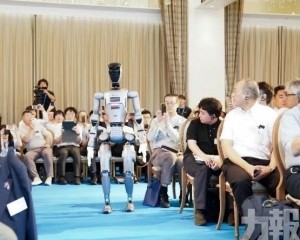  首次具備「靈巧操作＋直膝行走」能力