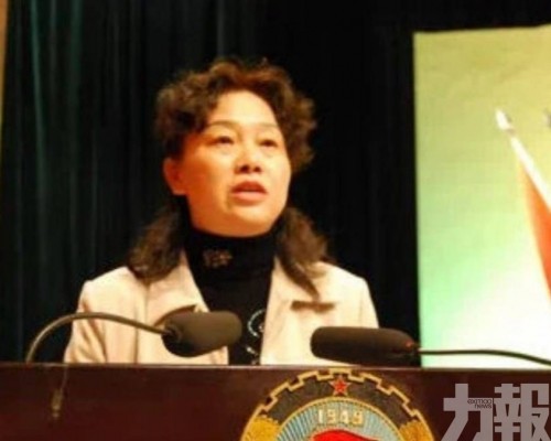 被控沉迷打牌等「低級趣味」