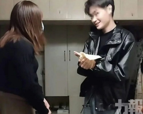 皮衣男遭未婚妻退婚