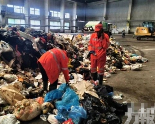 山西清潔工高溫翻八噸垃圾引熱議