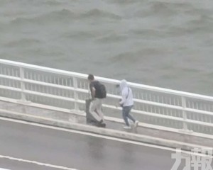 兩旅客涉違反違規行走被檢控