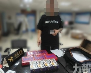 跨境客車藏126張卡片被截