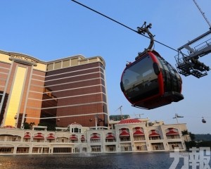 擴建貴賓區及興建大型活動中心
